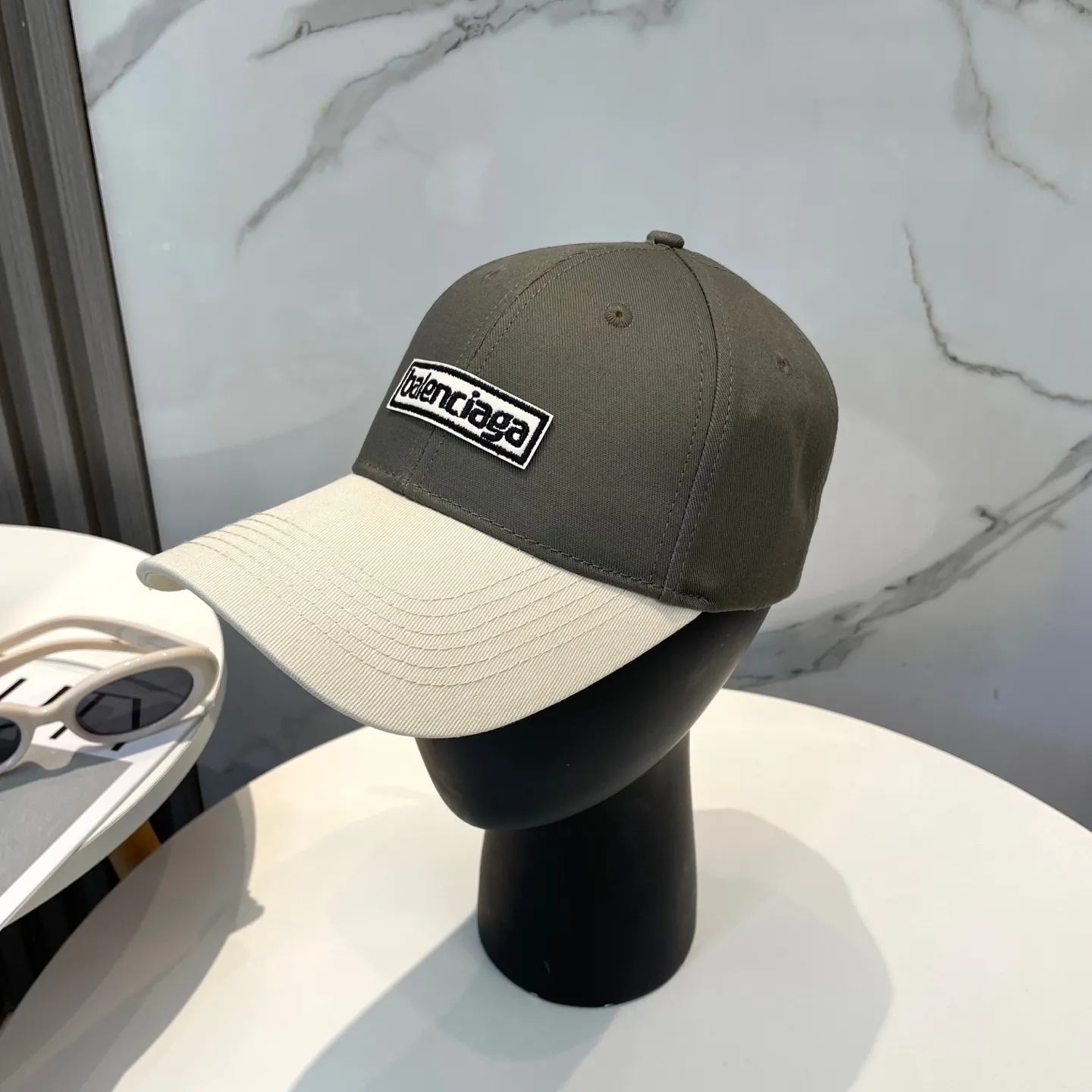P60 BALENCIAGA 🆕Spring style new personalized baseball cap, high quality and excellent breathability, suitable for all seasons, high-value fashion item! Same style for men and women
