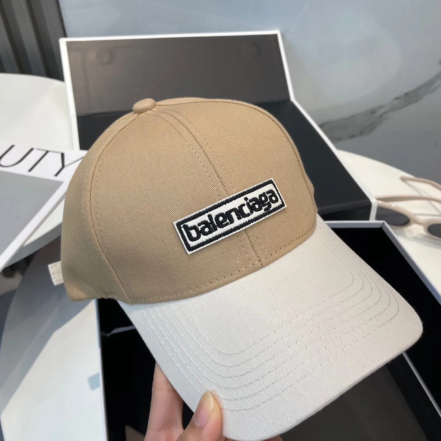 P60 BALENCIAGA 🆕Spring style new personalized baseball cap, high quality and excellent breathability, suitable for all seasons, high-value fashion item! Same style for men and women