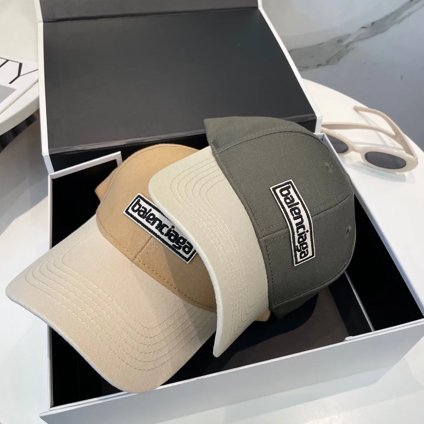 P60 BALENCIAGA 🆕Spring style new personalized baseball cap, high quality and excellent breathability, suitable for all seasons, high-value fashion item! Same style for men and women