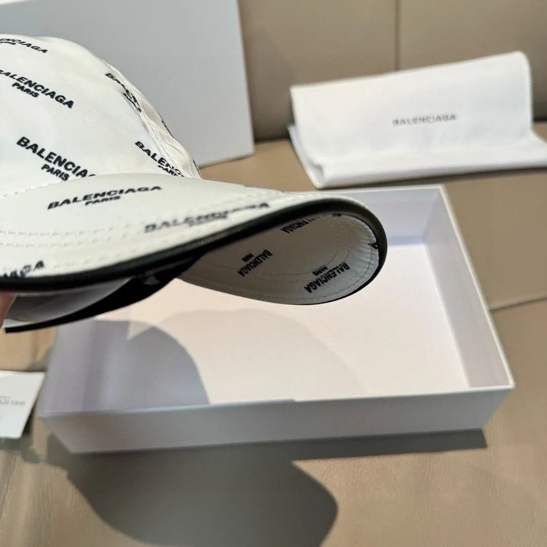 p90, Balenciaga's classic original baseball cap, 1:1 mold opening and customization at the counter, original silk-screened satin fabric + first-layer cowhide, pure cotton lining, light and breathable, simple and elegant! Basic head circumference is 56cm, the patch is adjustable, suitable for both men and women, a must-have for all seasons!