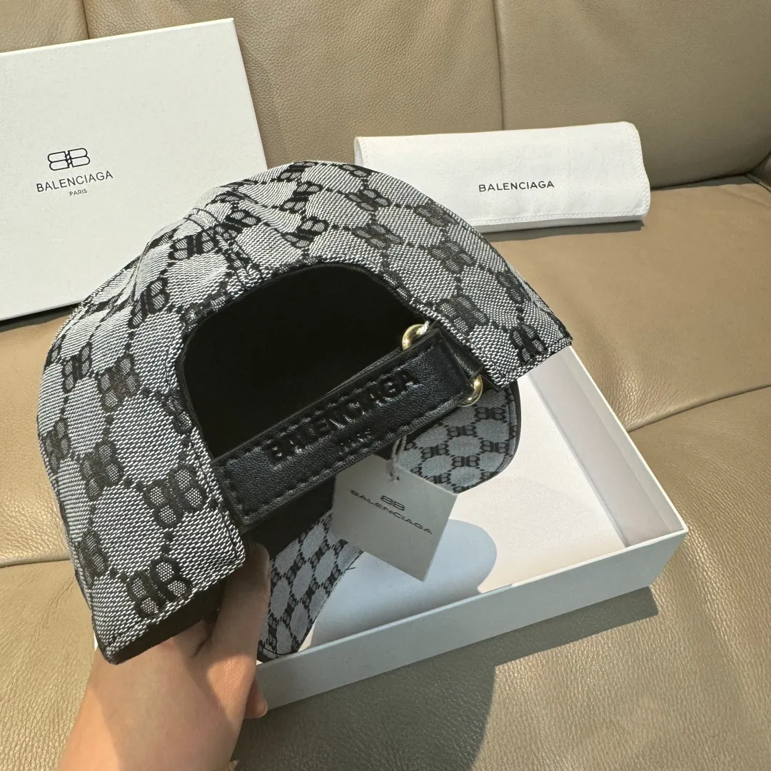 p90, Balenciaga's new original baseball cap, 1:1 mold opening and customization at the counter, original canvas fabric + first layer of cowhide, pure cotton lining, light and breathable, simple and elegant! Basic head circumference is 56cm, the patch is adjustable, suitable for both men and women, a must-have for all seasons!