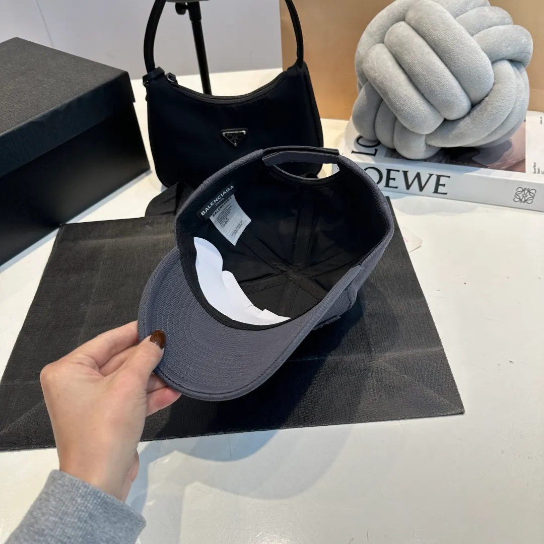 P60 Balenclaga new baseball cap, ready for delivery in seconds🧢Simple, fashionable, super invincible and beautiful hat! Couple style! Advantages of original items compared to other hats