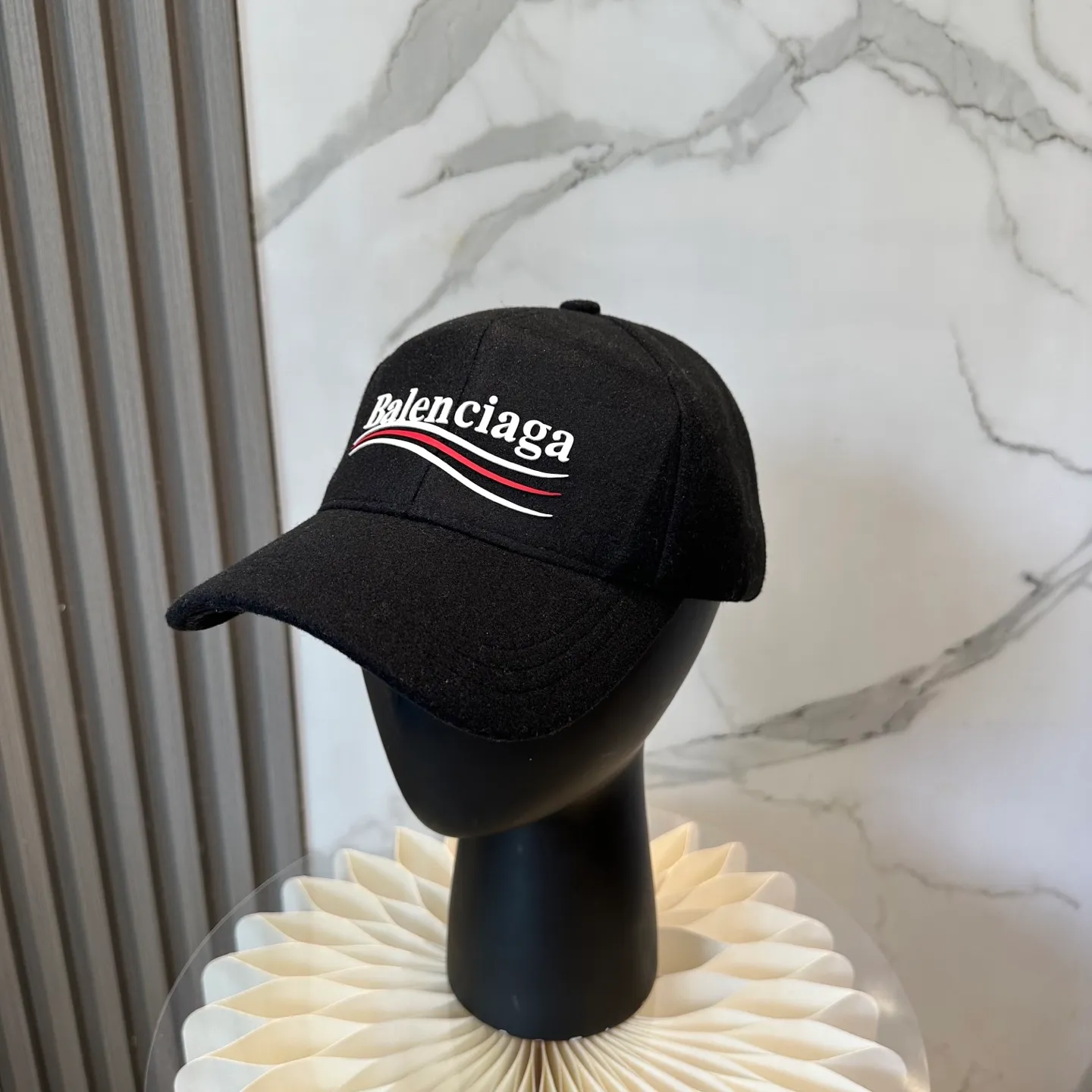 P66 Balenciaga's new autumn and winter woolen baseball cap💋💋 The baseball cap that is most commonly worn daily. The gray color often matches the look👀 It is very good for daily commuting or city boy sweeping the streets.