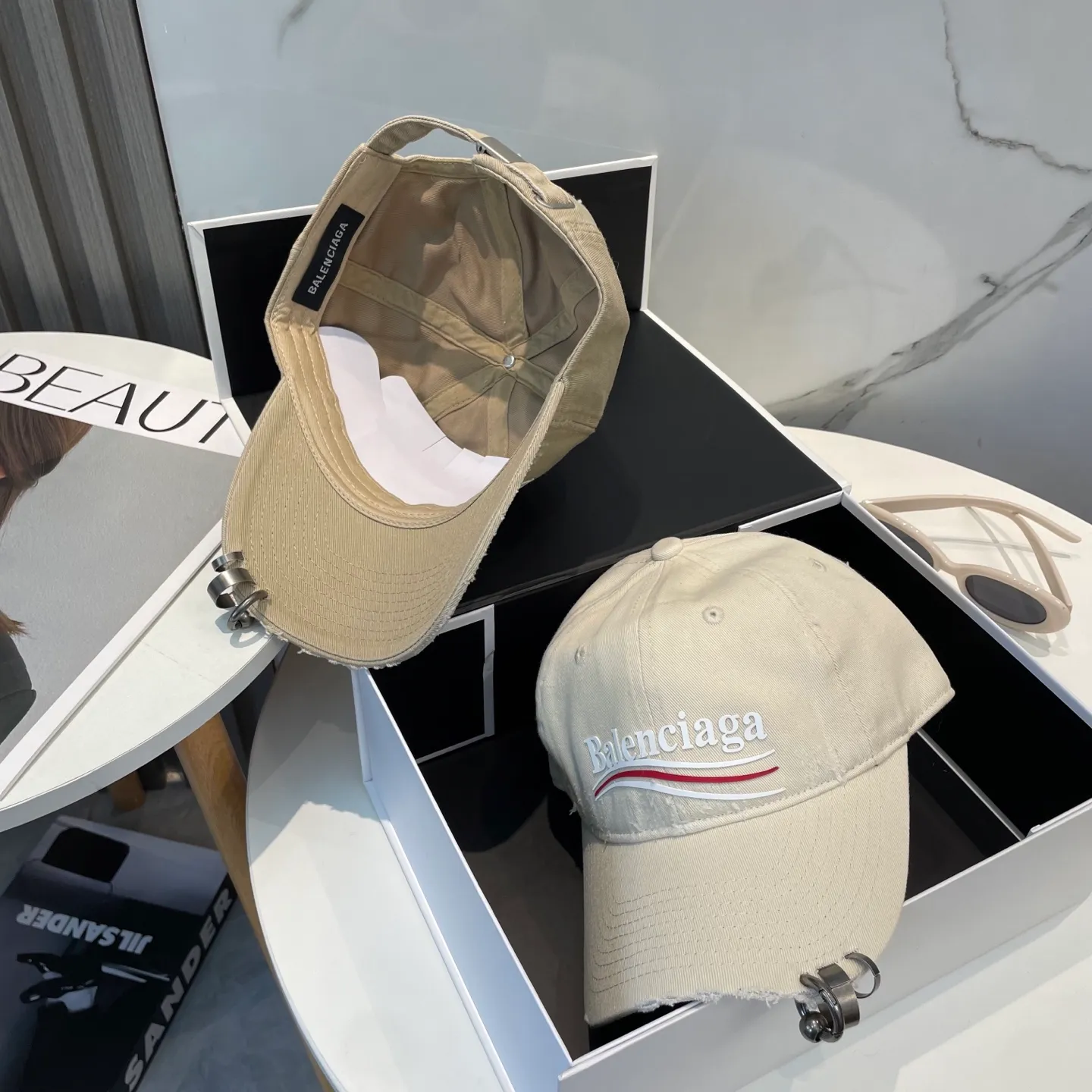 P76 New Balencia*a Balenciaga new baseball cap, ready for delivery in seconds🧢Simple, fashionable, super invincible and beautiful hat! Couple style!