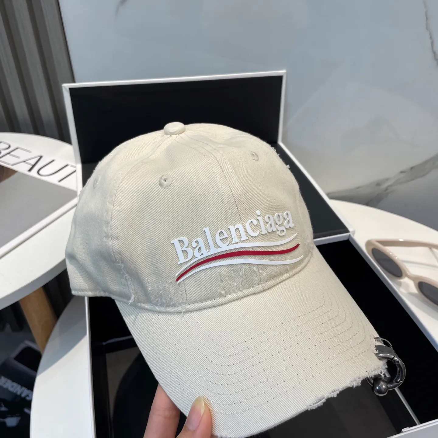 P76 New Balencia*a Balenciaga new baseball cap, ready for delivery in seconds🧢Simple, fashionable, super invincible and beautiful hat! Couple style!