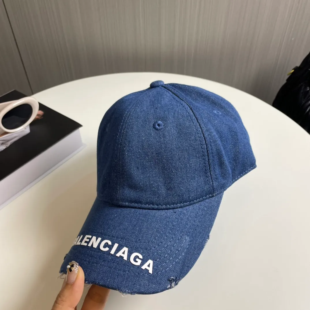 P70 Balenciaga's new washed distressed denim baseball cap. Newly launched washed denim series, casual and versatile wardrobe matching tool.