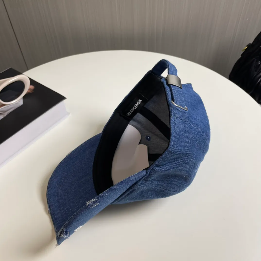 P70 Balenciaga's new washed distressed denim baseball cap. Newly launched washed denim series, casual and versatile wardrobe matching tool.
