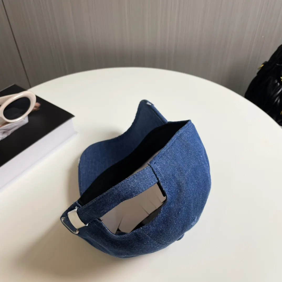 P70 Balenciaga's new washed distressed denim baseball cap. Newly launched washed denim series, casual and versatile wardrobe matching tool.