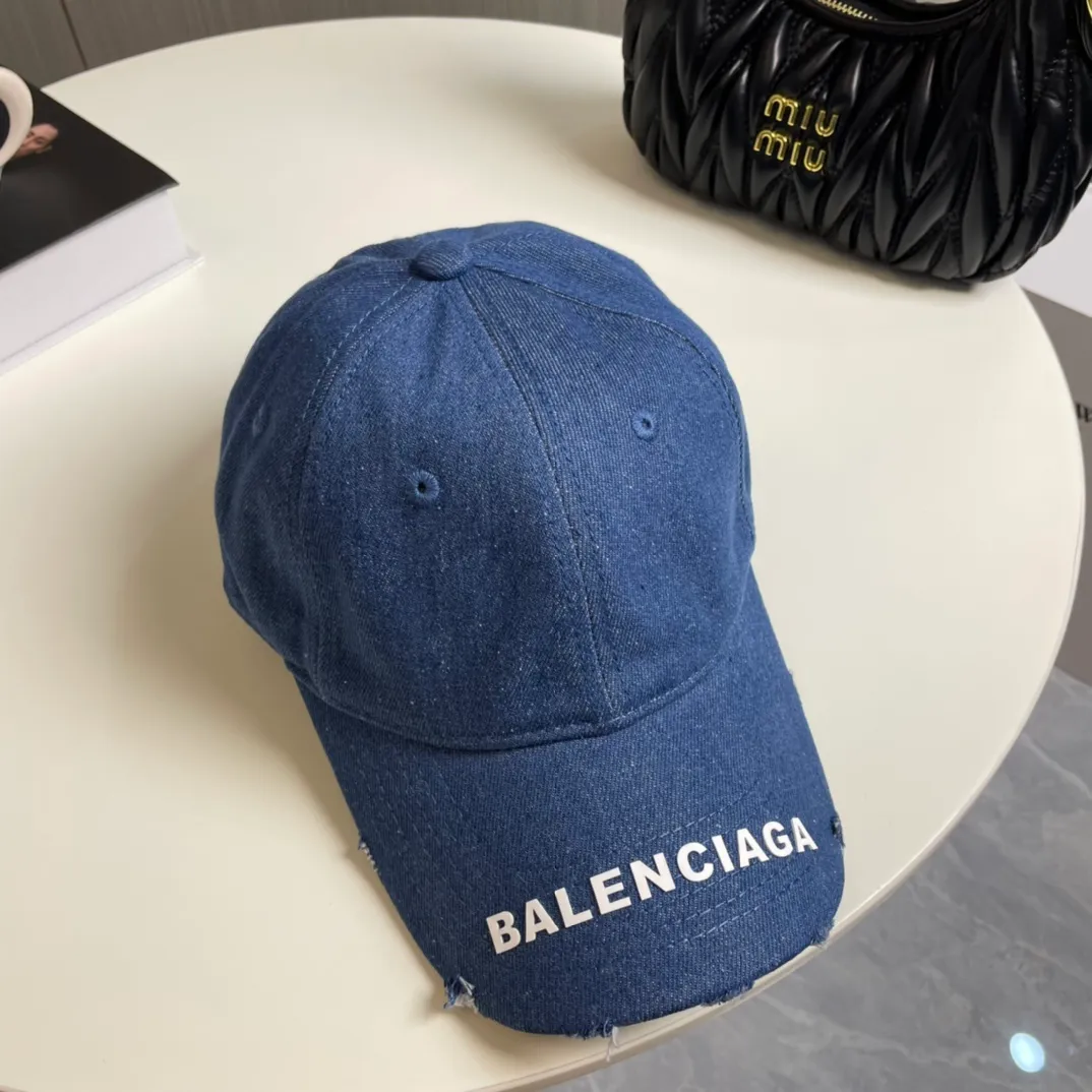 P70 Balenciaga's new washed distressed denim baseball cap. Newly launched washed denim series, casual and versatile wardrobe matching tool.
