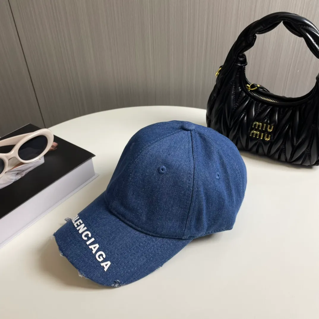 P70 Balenciaga's new washed distressed denim baseball cap. Newly launched washed denim series, casual and versatile wardrobe matching tool.
