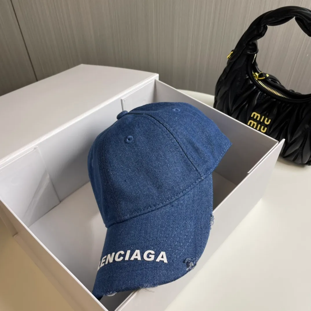 P70 Balenciaga's new washed distressed denim baseball cap. Newly launched washed denim series, casual and versatile wardrobe matching tool.