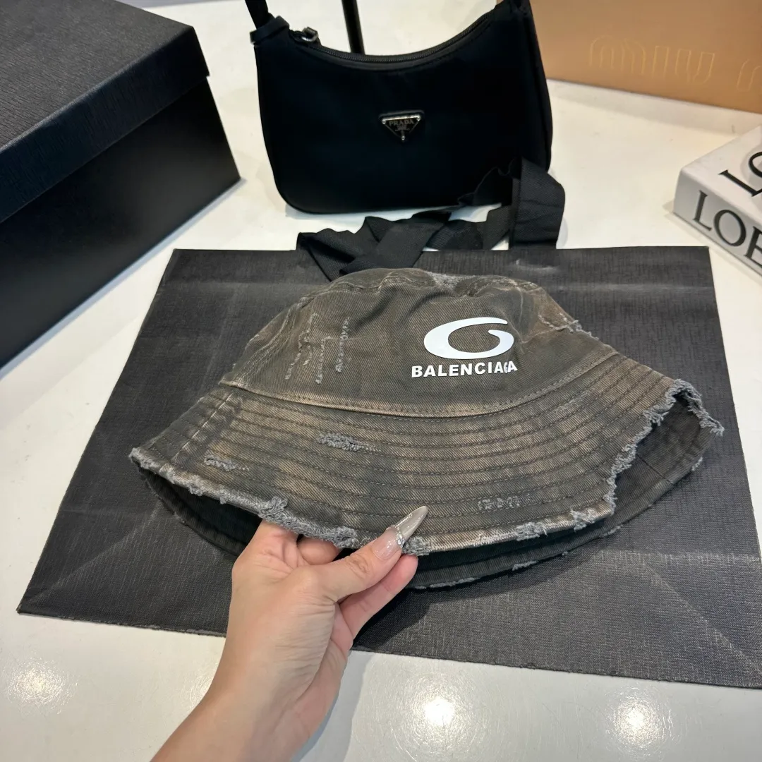 P60 new product Balencia*a Balenciaga's new fisherman hat, ready for delivery in seconds🧢Simple, fashionable, super invincible and beautiful hat! Couple style!