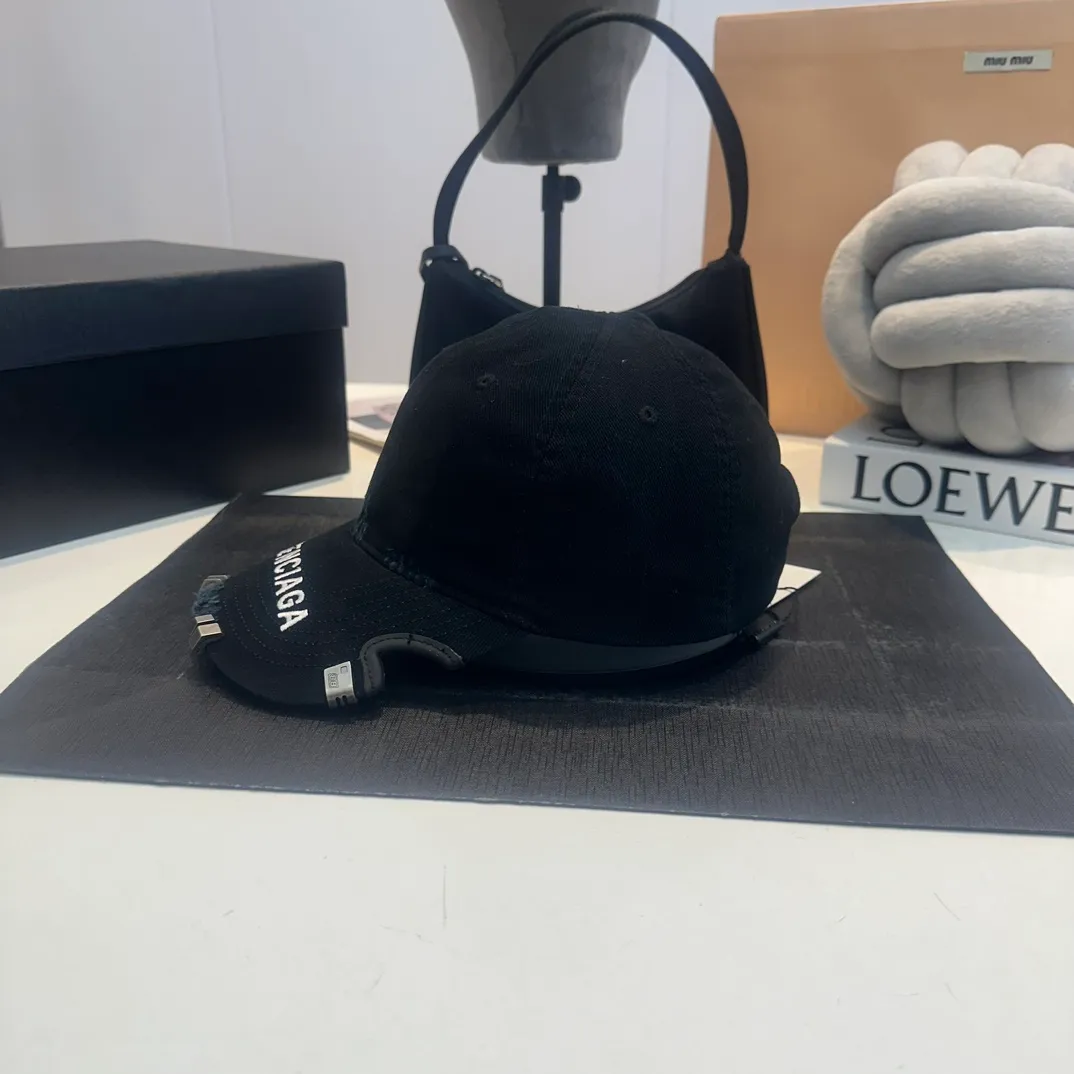 P70 Balenclaga new baseball cap, ready for delivery in seconds🧢Simple, fashionable, super invincible and beautiful hat! Couple style! The advantages of the original product compared to other hats,