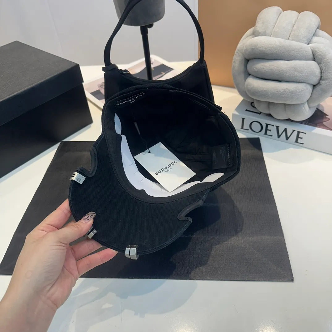 P70 Balenclaga new baseball cap, ready for delivery in seconds🧢Simple, fashionable, super invincible and beautiful hat! Couple style! The advantages of the original product compared to other hats,