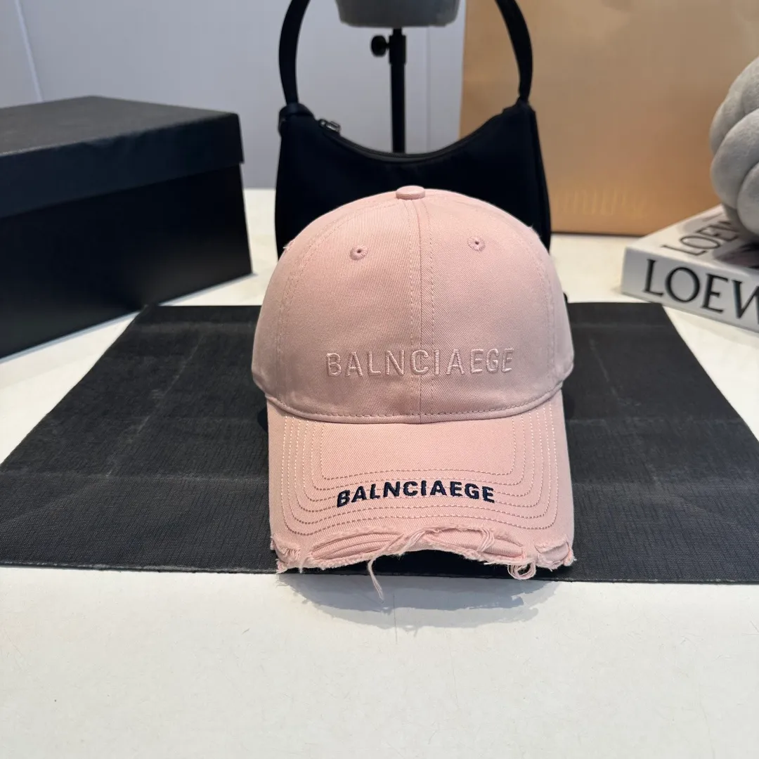 P60 Balenciaga BALENGIAGA hole baseball cap