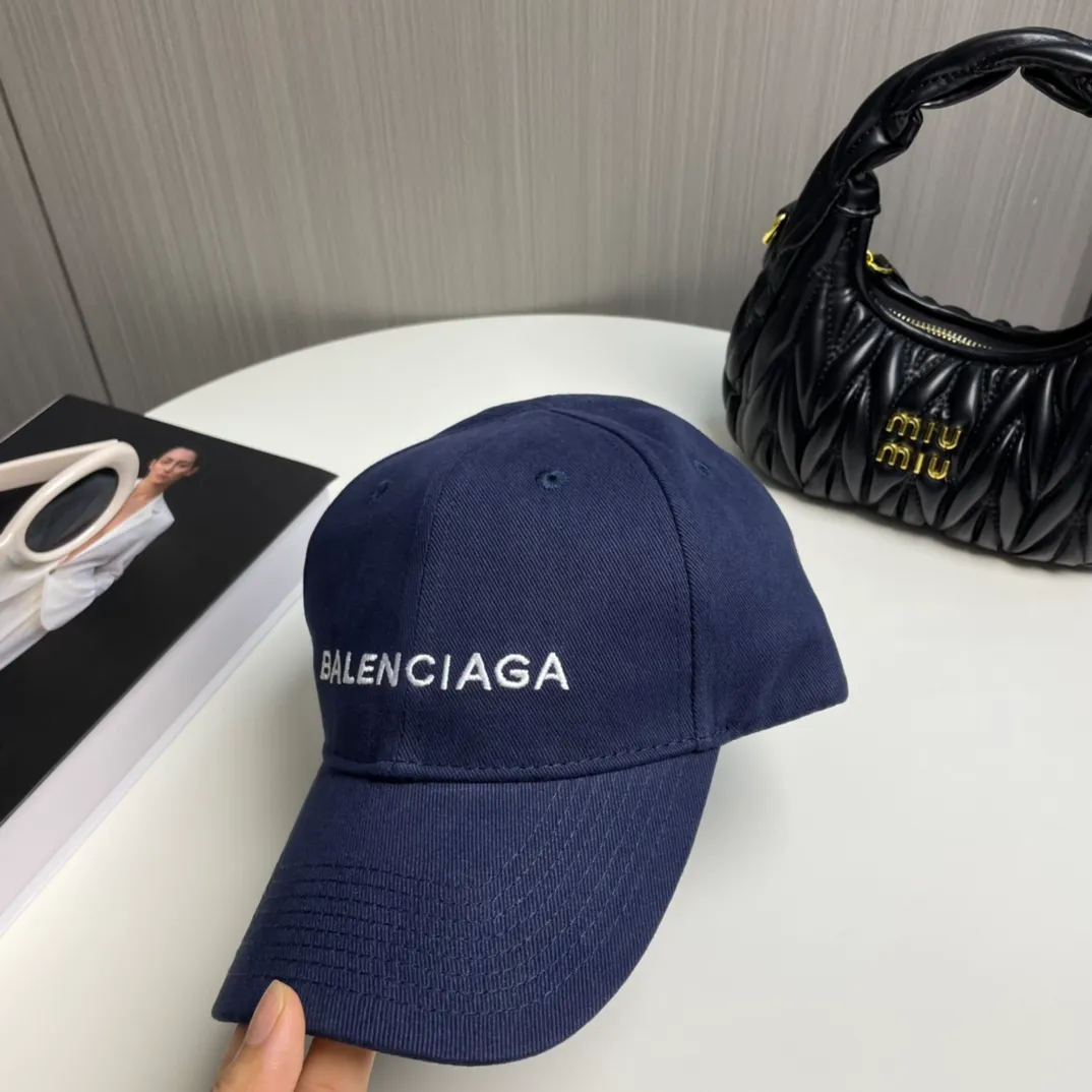 P60 🧢Balenciaga🧢Embroidered original baseball cap♥️The quality is very good👍Casual and fashionable🌼Versatile style♥️Same style for men and women!