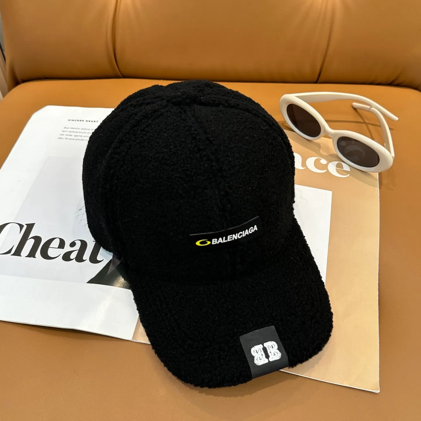 P56 Balenciaga ~ New autumn and winter lamb wool baseball cap ~ It is a perfect interpretation of the sweet and cool style. I love it so much❤️ The top is sexy and handsome. Both are online! No girl can refuse a fluffy item.