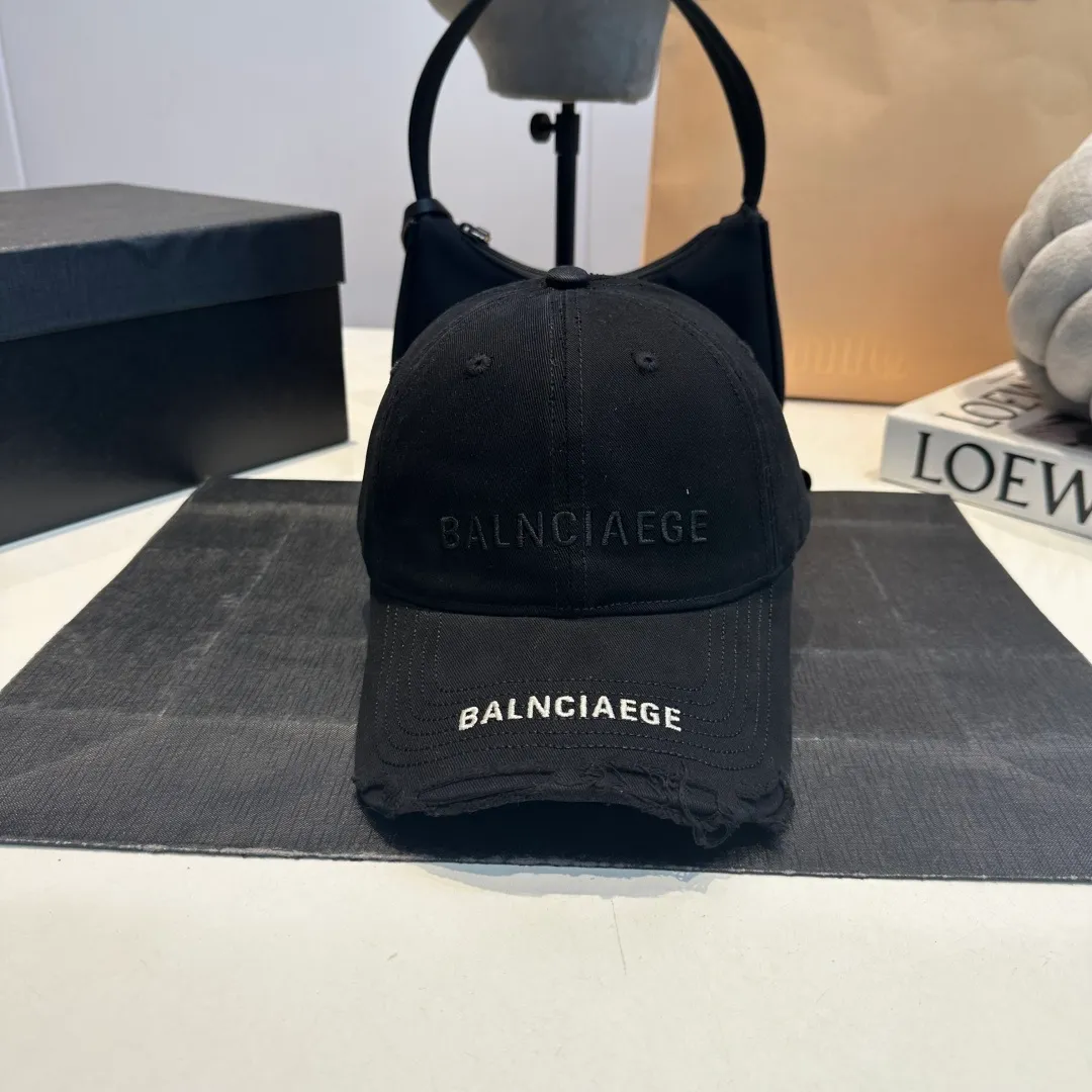 P60 Balenciaga BALENGIAGA hole baseball cap
