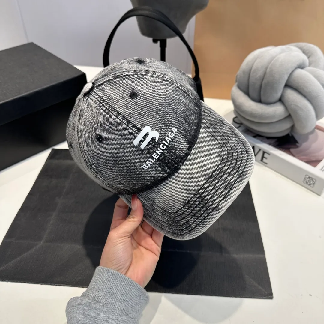 P60 BALENCIAGA 🆕Spring style new personalized baseball cap, high quality and excellent breathability, suitable for all seasons, high-value fashion item! Same style for men and women