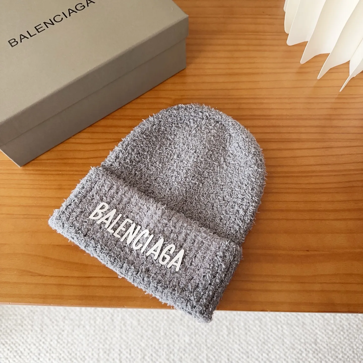🉐️120 Balenciaga knitted cold hat brick cabinet new style! It became popular on Xiaohongshu as soon as it was put on the shelves~ First released on the whole network, matching color and version. The first batch of goods is sufficient, so hurry up and get it.
