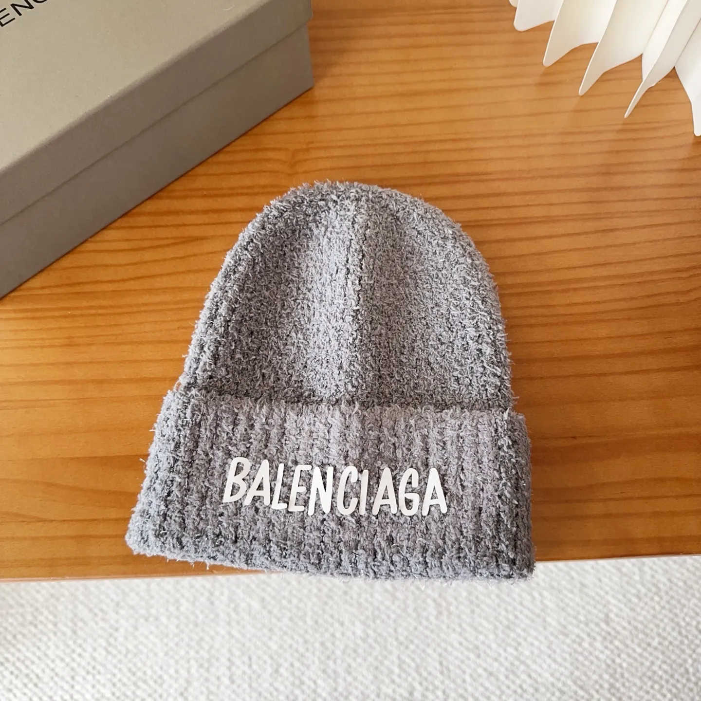 🉐️120 Balenciaga knitted cold hat brick cabinet new style! It became popular on Xiaohongshu as soon as it was put on the shelves~ First released on the whole network, matching color and version. The first batch of goods is sufficient, so hurry up and get it.