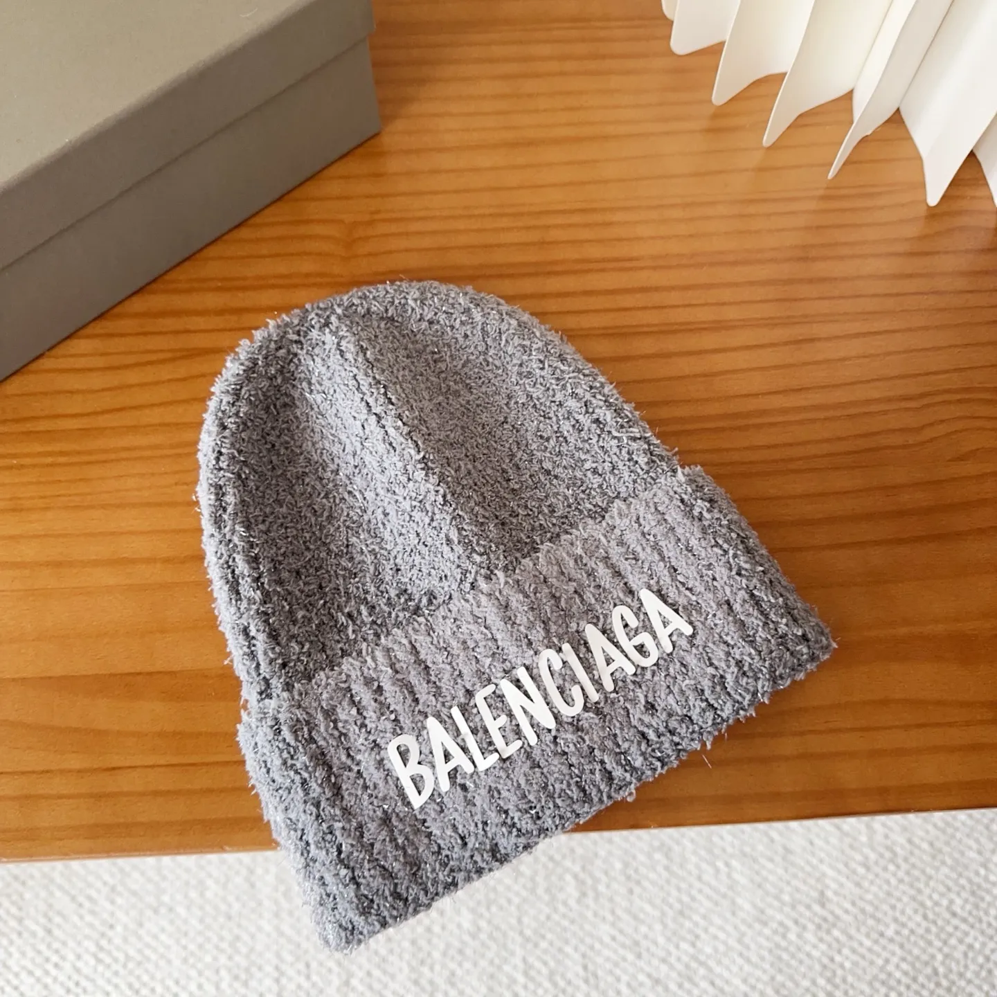 🉐️120 Balenciaga knitted cold hat brick cabinet new style! It became popular on Xiaohongshu as soon as it was put on the shelves~ First released on the whole network, matching color and version. The first batch of goods is sufficient, so hurry up and get it.