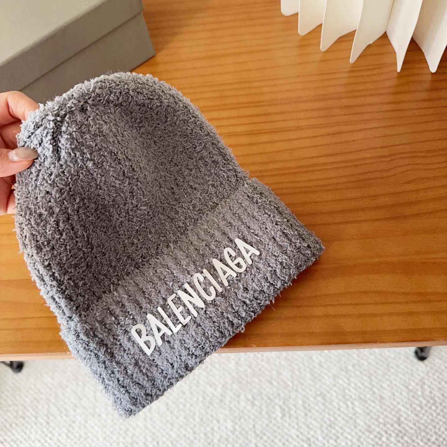 🉐️120 Balenciaga knitted cold hat brick cabinet new style! It became popular on Xiaohongshu as soon as it was put on the shelves~ First released on the whole network, matching color and version. The first batch of goods is sufficient, so hurry up and get it.