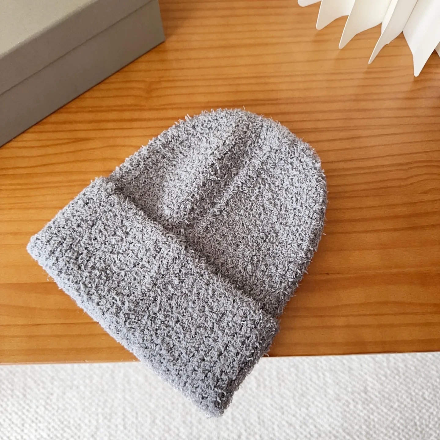 🉐️120 Balenciaga knitted cold hat brick cabinet new style! It became popular on Xiaohongshu as soon as it was put on the shelves~ First released on the whole network, matching color and version. The first batch of goods is sufficient, so hurry up and get it.