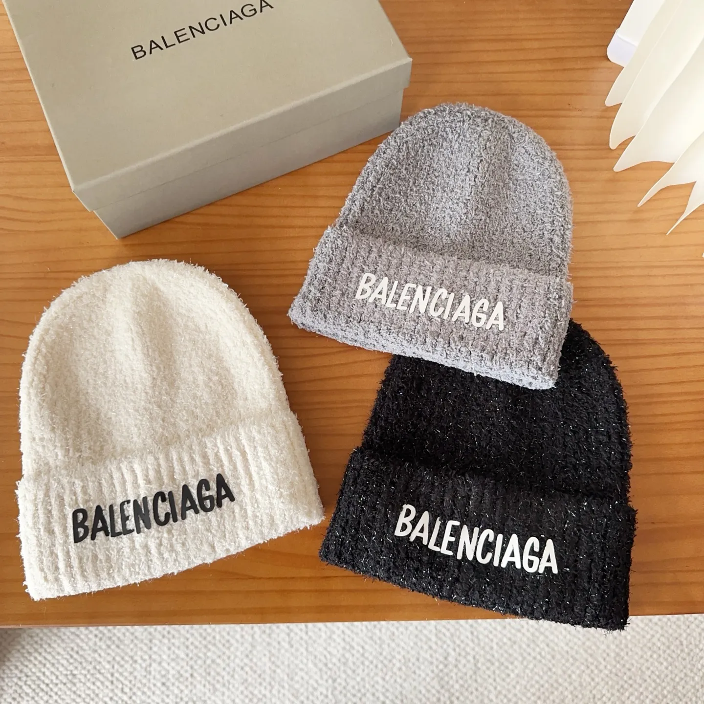🉐️120 Balenciaga knitted cold hat brick cabinet new style! It became popular on Xiaohongshu as soon as it was put on the shelves~ First released on the whole network, matching color and version. The first batch of goods is sufficient, so hurry up and get it.