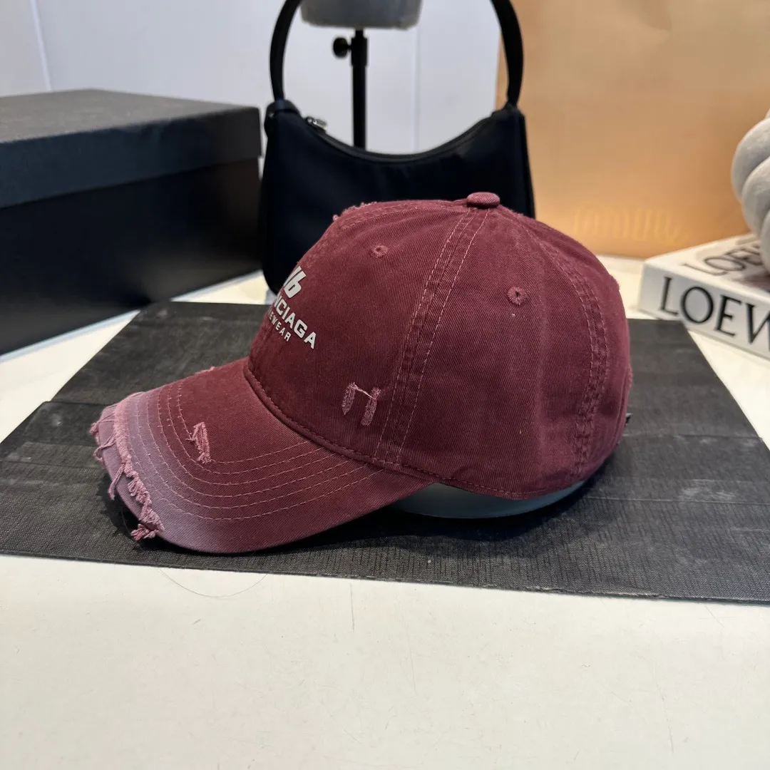P60 new product Balencia*a Balenciaga new baseball cap ready for delivery in seconds🧢Simple, fashionable, super invincible and beautiful hat! Couple style!