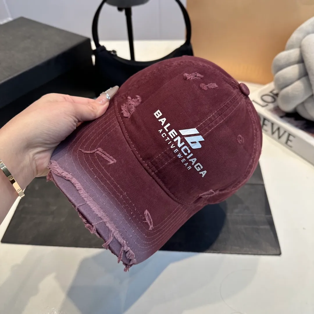 P60 new product Balencia*a Balenciaga new baseball cap ready for delivery in seconds🧢Simple, fashionable, super invincible and beautiful hat! Couple style!