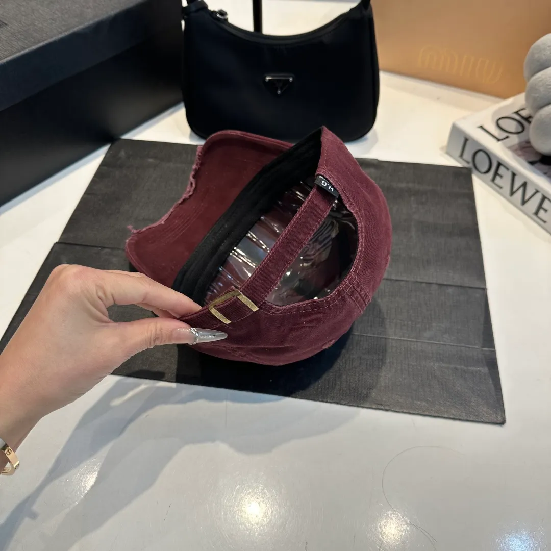 P60 new product Balencia*a Balenciaga new baseball cap ready for delivery in seconds🧢Simple, fashionable, super invincible and beautiful hat! Couple style!