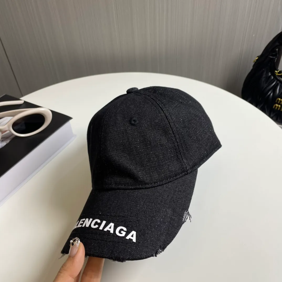 P60 Balenciaga's new washed distressed denim baseball cap. Newly launched washed denim series, casual and versatile wardrobe matching tool.