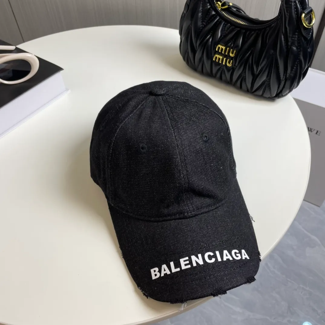 P60 Balenciaga's new washed distressed denim baseball cap. Newly launched washed denim series, casual and versatile wardrobe matching tool.
