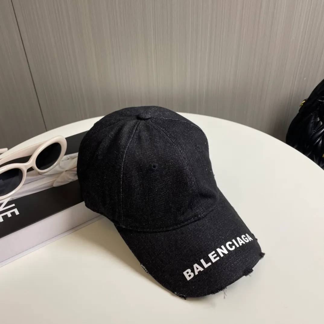P60 Balenciaga's new washed distressed denim baseball cap. Newly launched washed denim series, casual and versatile wardrobe matching tool.