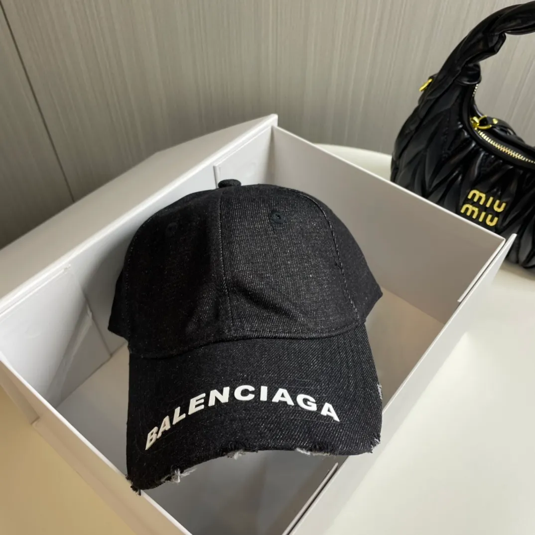 P60 Balenciaga's new washed distressed denim baseball cap. Newly launched washed denim series, casual and versatile wardrobe matching tool.