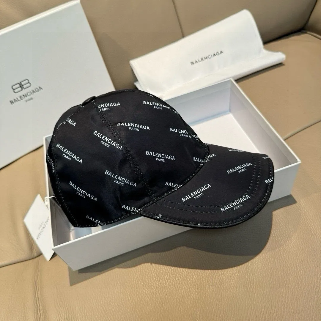 p90, Balenciaga's classic original baseball cap, 1:1 mold opening and customization at the counter, original silk-screened satin fabric + first-layer cowhide, pure cotton lining, light and breathable, simple and elegant! Basic head circumference is 56cm, the patch is adjustable, suitable for both men and women, a must-have for all seasons!