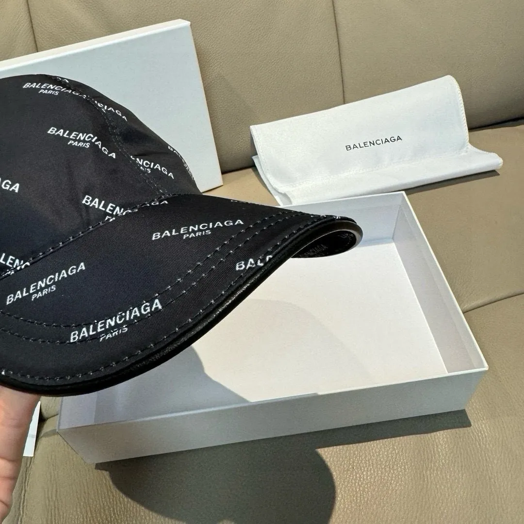 p90, Balenciaga's classic original baseball cap, 1:1 mold opening and customization at the counter, original silk-screened satin fabric + first-layer cowhide, pure cotton lining, light and breathable, simple and elegant! Basic head circumference is 56cm, the patch is adjustable, suitable for both men and women, a must-have for all seasons!