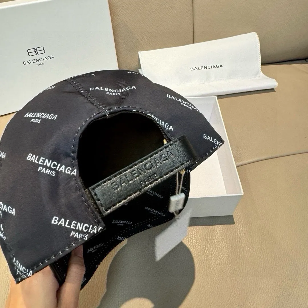 p90, Balenciaga's classic original baseball cap, 1:1 mold opening and customization at the counter, original silk-screened satin fabric + first-layer cowhide, pure cotton lining, light and breathable, simple and elegant! Basic head circumference is 56cm, the patch is adjustable, suitable for both men and women, a must-have for all seasons!