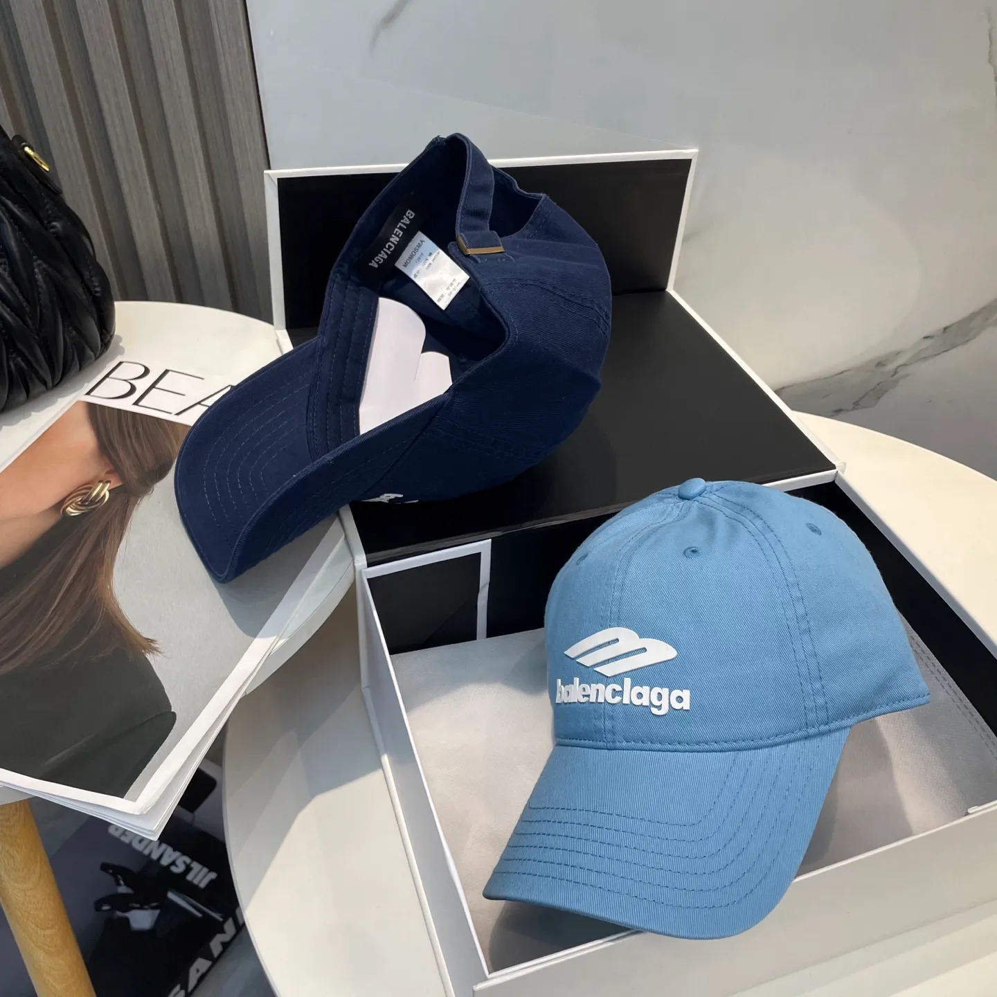 P60 Balenciaga Baseball Cap My family is already very proficient in Balenciaga's craftsmanship. It is a must-have. BALENCIAGA Balenciaga's new washed pure cotton baseball cap. Heavy craftsmanship, double B letter logo, novel and fashionable trendy style. Exclusive physical shot of the same style for men and women. Unisex, adjustable