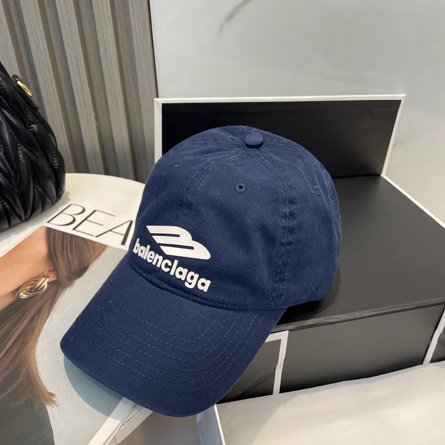 P60 Balenciaga Baseball Cap My family is already very proficient in Balenciaga's craftsmanship. It is a must-have. BALENCIAGA Balenciaga's new washed pure cotton baseball cap. Heavy craftsmanship, double B letter logo, novel and fashionable trendy style. Exclusive physical shot of the same style for men and women. Unisex, adjustable