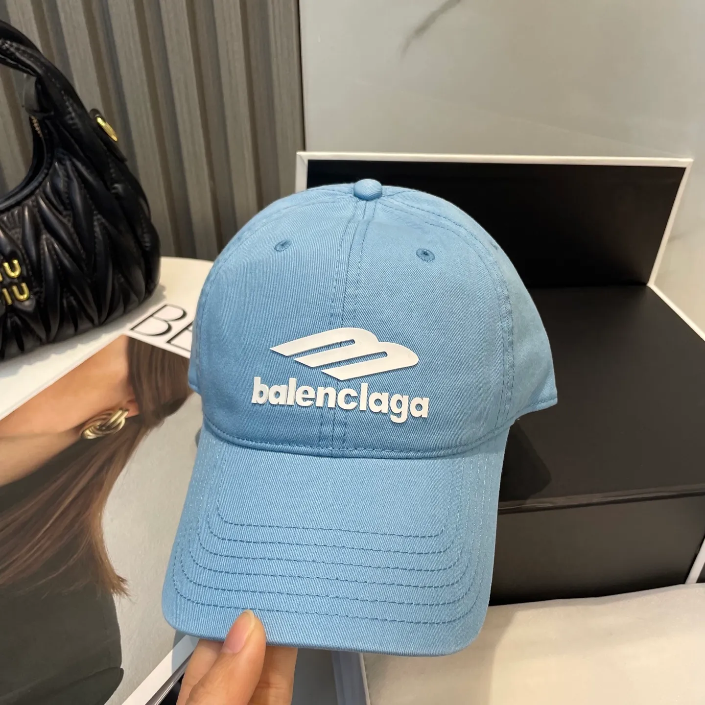 P60 Balenciaga Baseball Cap My family is already very proficient in Balenciaga's craftsmanship. It is a must-have. BALENCIAGA Balenciaga's new washed pure cotton baseball cap. Heavy craftsmanship, double B letter logo, novel and fashionable trendy style. Exclusive physical shot of the same style for men and women. Unisex, adjustable