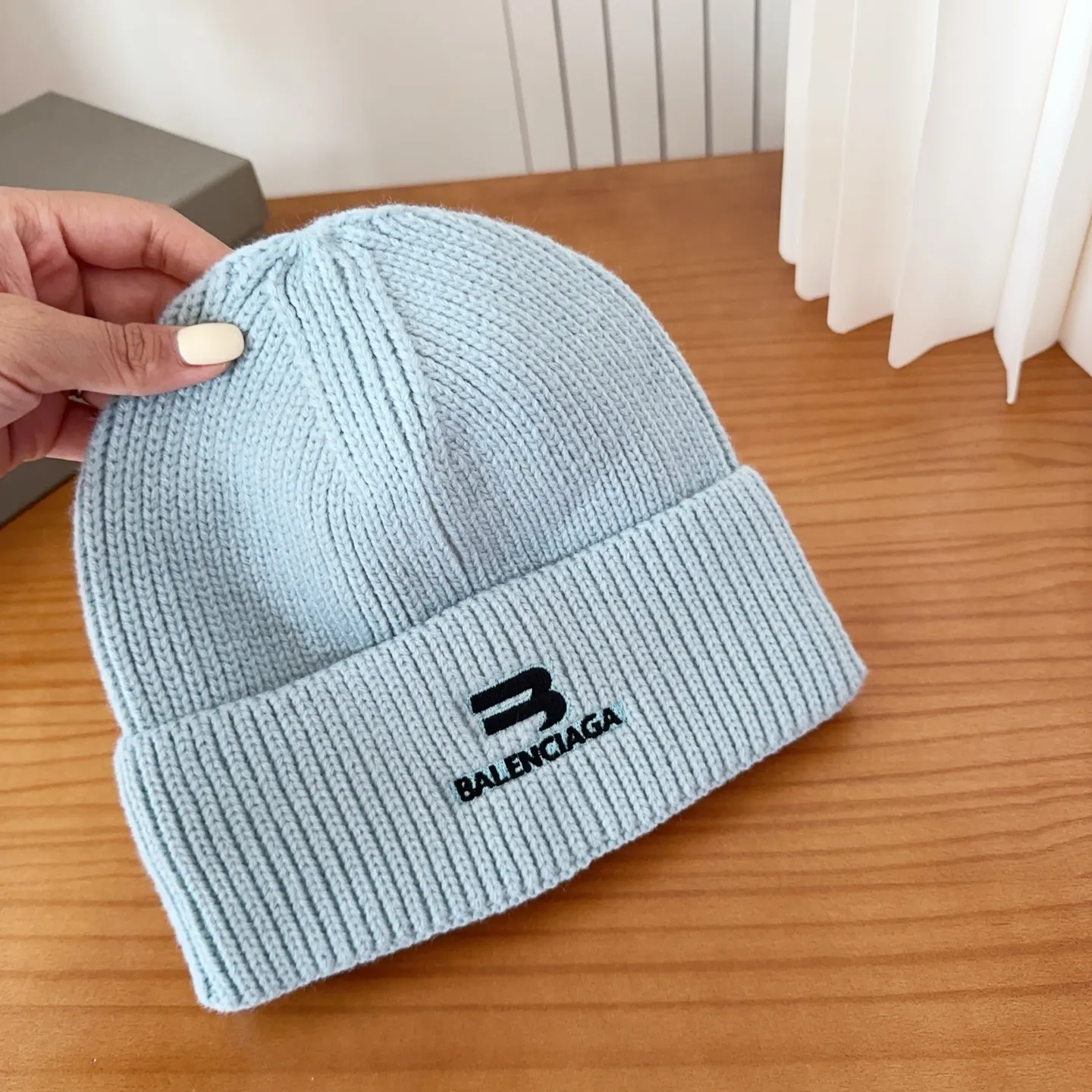 💰60 Balenciaga knitted cold hat brick cabinet new style! It became popular on Xiaohongshu as soon as it was put on the shelves~ First released on the whole network, matching color and version. The first batch of goods is sufficient, so hurry up and get it.