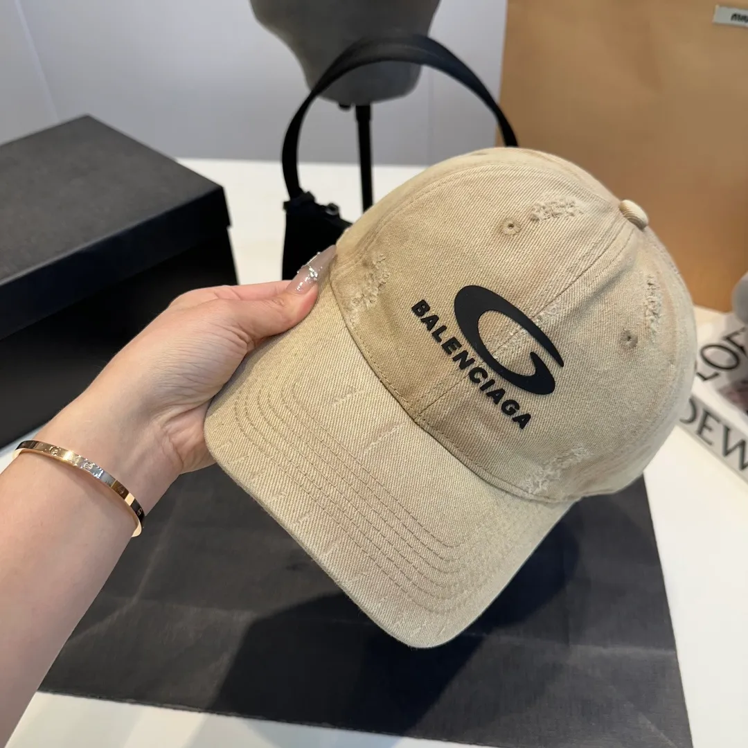 P56 New Balencia*a Balenciaga new baseball cap, ready for delivery in seconds🧢Simple, fashionable, super invincible and beautiful hat! Couple style!