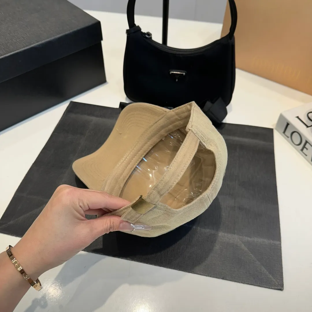 P56 New Balencia*a Balenciaga new baseball cap, ready for delivery in seconds🧢Simple, fashionable, super invincible and beautiful hat! Couple style!