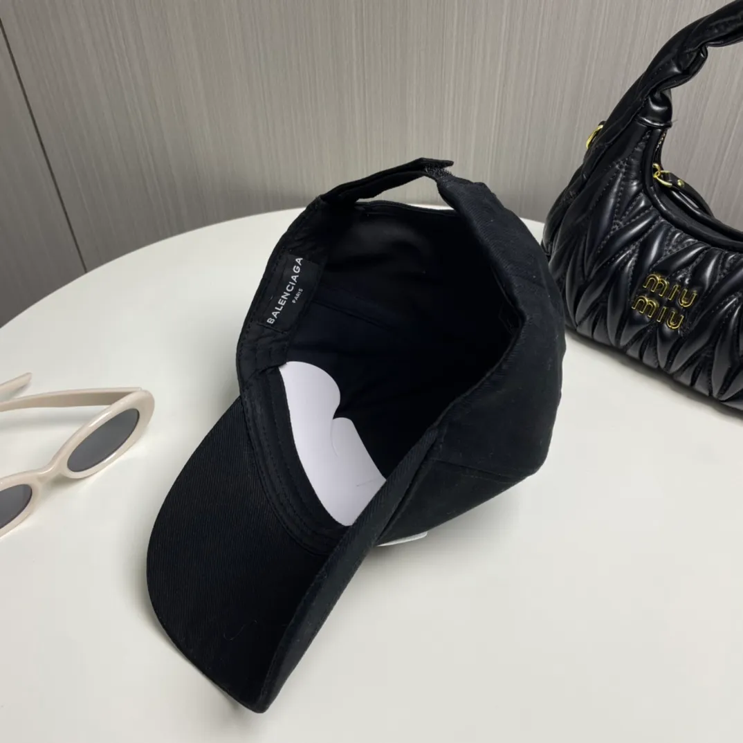 P60 new product Balencia*a new baseball cap with embroidered letters from Balenciaga, ready for delivery in seconds🧢Simple, fashionable, super invincible and beautiful hat! Couple style!