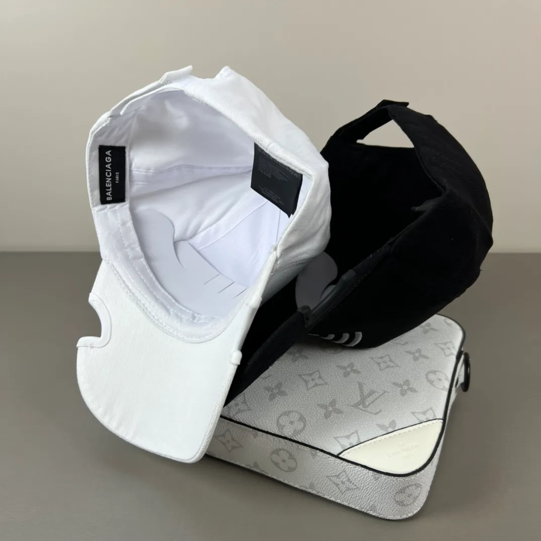 60💰BALENCIAGA Balenciaga’s new logo baseball cap, cool colors, different styles for men and women, the first batch will be shipped first! A must-buy for Paris fans!