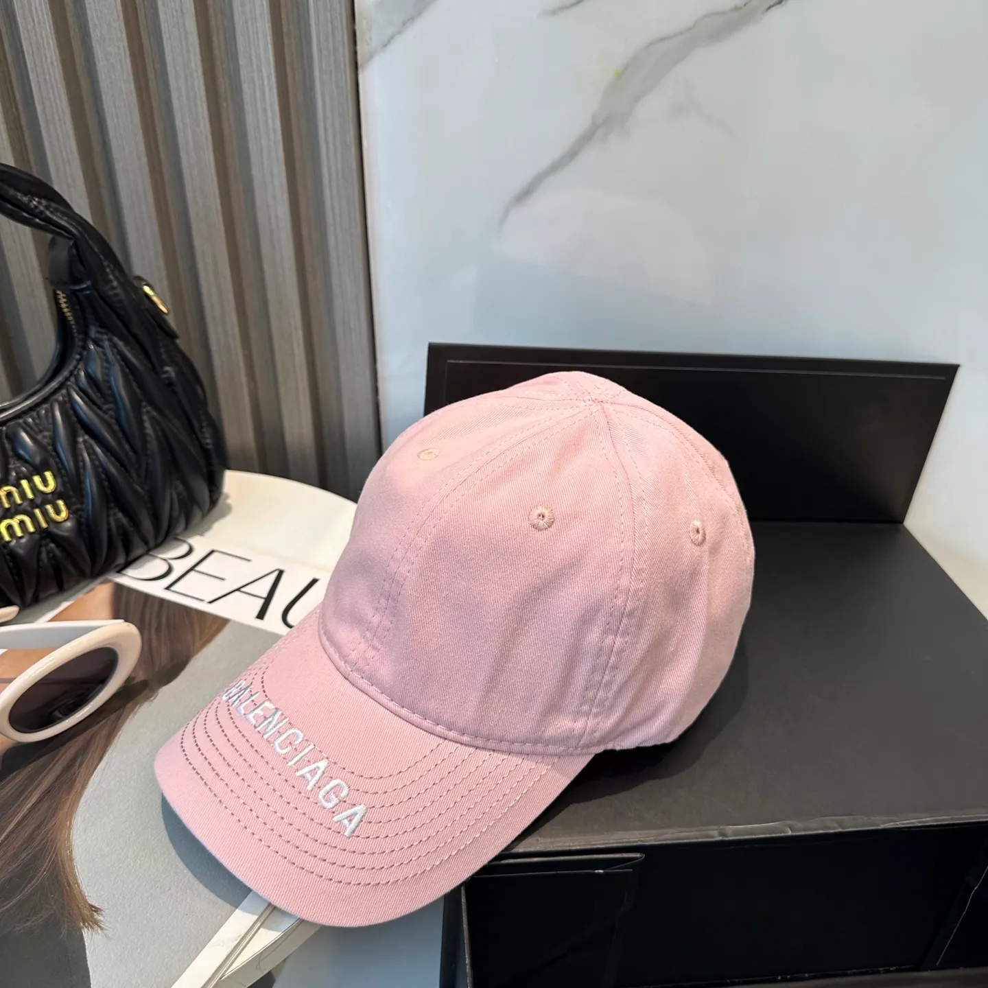 P66 Balencia*a Balenciaga's new baseball cap, ready for delivery in seconds 🧢Simple, fashionable, super invincible and beautiful hat! Couple style! The advantages of the original product compared to other hats,