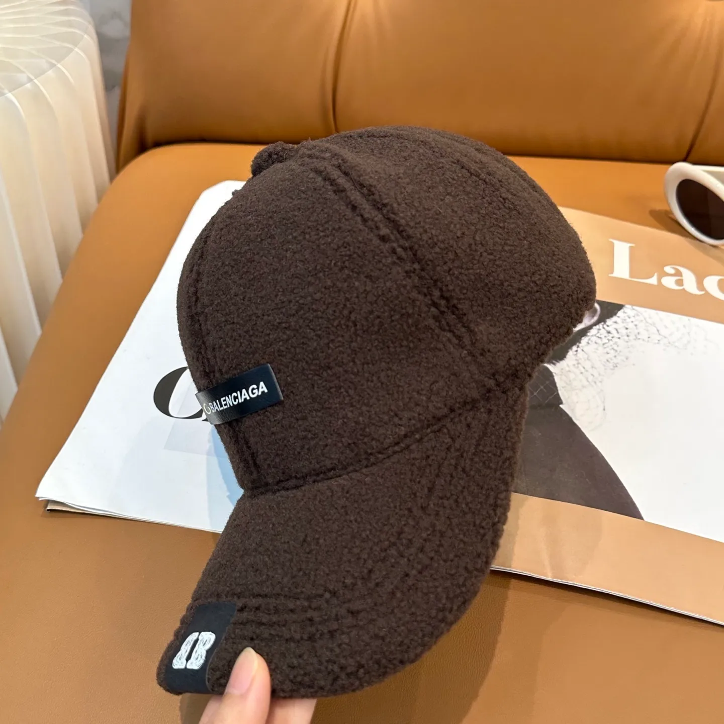 P56 Balenciaga ~ New autumn and winter lamb wool baseball cap ~ It is a perfect interpretation of the sweet and cool style. I love it so much❤️ The top is sexy and handsome. Both are online! No girl can refuse a fluffy item.