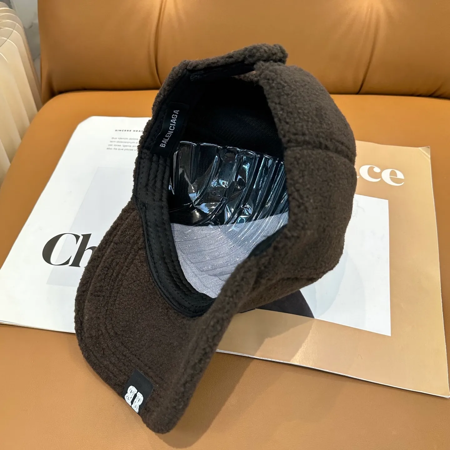 P56 Balenciaga ~ New autumn and winter lamb wool baseball cap ~ It is a perfect interpretation of the sweet and cool style. I love it so much❤️ The top is sexy and handsome. Both are online! No girl can refuse a fluffy item.